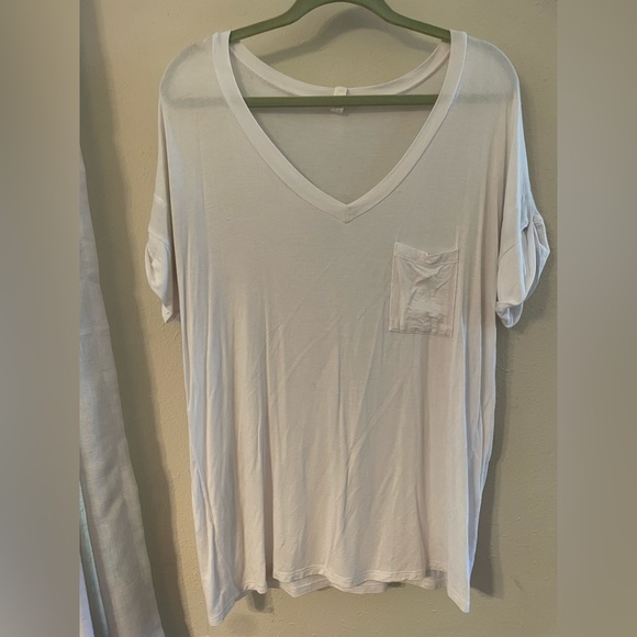 Flamingo Urban white v neck - Picture 2 of 4